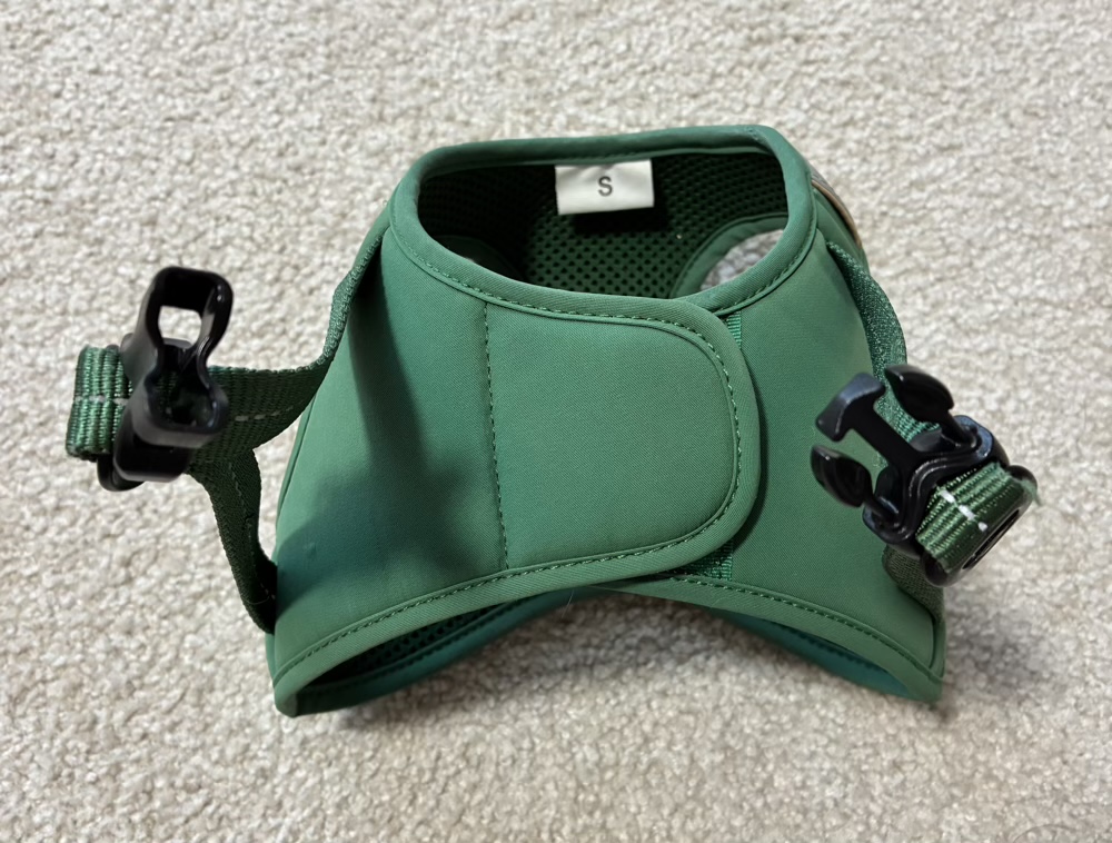 iDog TREKNINE コンフォートAIR ベスト　ダークグリーンマジックテープを留めたところ