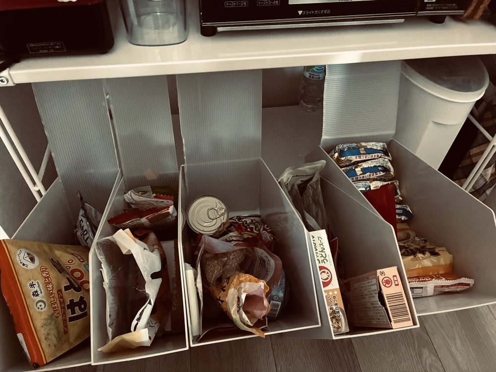 無印スチールユニットシェルフに無印のファイルボックスに食材収納しているところ